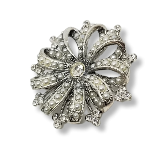 LIZ CLAIBORNE VINTAGE SILVERTONE WITH FAUX PEARLS & CRYSTALS STATEMENT BROOCH - Picture 3 of 4